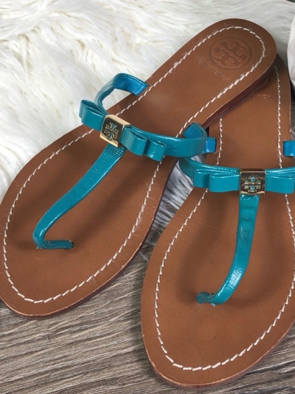 Tory Burch Leighanne Patent Saffiano Flat Thong Sandals in the shade Aquarius